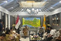 Ketua umum Ikatan Pemuda Penggerak Desa Indonesia (IPDA)  Arifin Kusuma Wardani bersama sejumlah pengurus IPDA Jateng mengadakan audensi dengan Gubernur Jawa Tengah Ahmad Lutfi untuk membangun sinergi dalam penanganan permasalahan di Jawa Tengah yaitu kemiskinan dan krisis iklim.(foto/doc/IPDA)