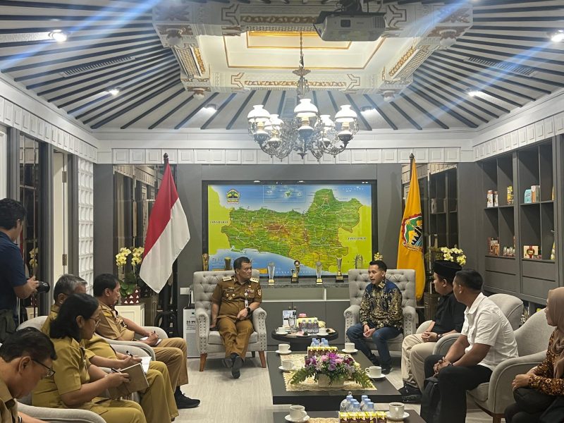 Ketua umum Ikatan Pemuda Penggerak Desa Indonesia (IPDA)  Arifin Kusuma Wardani bersama sejumlah pengurus IPDA Jateng mengadakan audensi dengan Gubernur Jawa Tengah Ahmad Lutfi untuk membangun sinergi dalam penanganan permasalahan di Jawa Tengah yaitu kemiskinan dan krisis iklim.(foto/doc/IPDA)