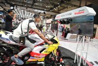 Keterangan Foto 1 : Pertamina hadirkan pengalaman berkendara ala Moto GP di game simulator yang terdapat di booth Pertamina pada acara GIIAS 2025 di ICE BSD, Rabu (23/7/2025).
