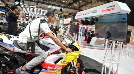 Keterangan Foto 1 : Pertamina hadirkan pengalaman berkendara ala Moto GP di game simulator yang terdapat di booth Pertamina pada acara GIIAS 2025 di ICE BSD, Rabu (23/7/2025).
