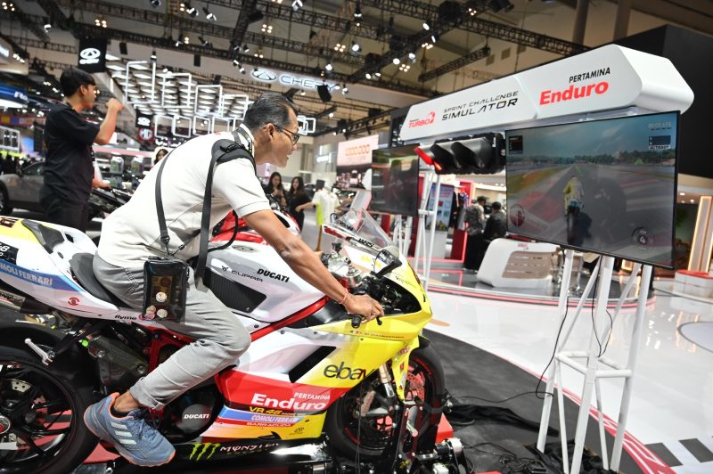 Keterangan Foto 1 : Pertamina hadirkan pengalaman berkendara ala Moto GP di game simulator yang terdapat di booth Pertamina pada acara GIIAS 2025 di ICE BSD, Rabu (23/7/2025).