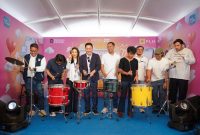 Pre-Launching Fitur Lifestyle pada Aplikasi PLN Mobile ditandai dengan pemukulan drum oleh E⁠xecutive Vice President Penjualan dan Pelayanan Pelanggan Retail PLN, Daniel Lestanto (tengah), Direktur E-Motion Entertainment, Arnold Limasnax (keempat dari kiri), Komisaris E-Motion Entertainment, ⁠Anastassia Limasnax (ketiga dari kiri), Vice President Layanan Digital PLN, Tofan Yuliyanto (ketiga dari kanan), dan Vice President PLN Mobile PLN Icon Plus, Muhammad Ryan Agung (kiri) bersama personil band Juicy Luicy serta Adrian Khalif.