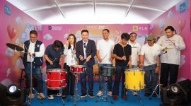 Pre-Launching Fitur Lifestyle pada Aplikasi PLN Mobile ditandai dengan pemukulan drum oleh E⁠xecutive Vice President Penjualan dan Pelayanan Pelanggan Retail PLN, Daniel Lestanto (tengah), Direktur E-Motion Entertainment, Arnold Limasnax (keempat dari kiri), Komisaris E-Motion Entertainment, ⁠Anastassia Limasnax (ketiga dari kiri), Vice President Layanan Digital PLN, Tofan Yuliyanto (ketiga dari kanan), dan Vice President PLN Mobile PLN Icon Plus, Muhammad Ryan Agung (kiri) bersama personil band Juicy Luicy serta Adrian Khalif.