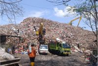 Aktivitas pekerja di TPA Bangkonol Tegalongok, Kec. Koroncong, Kabupaten Pandeglang (Foto: Riva Firdaus)