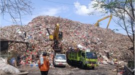 Aktivitas pekerja di TPA Bangkonol Tegalongok, Kec. Koroncong, Kabupaten Pandeglang (Foto: Riva Firdaus)