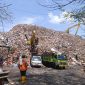 Aktivitas pekerja di TPA Bangkonol Tegalongok, Kec. Koroncong, Kabupaten Pandeglang (Foto: Riva Firdaus)