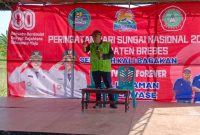 H. Mahfudin Ketua KPS Masjaka Brebes saat memberikan sambutan pada acara sedekah sungai memperingati hari sungai nasional. Foto. Poskota.online