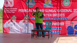 H. Mahfudin Ketua KPS Masjaka Brebes saat memberikan sambutan pada acara sedekah sungai memperingati hari sungai nasional. Foto. Poskota.online