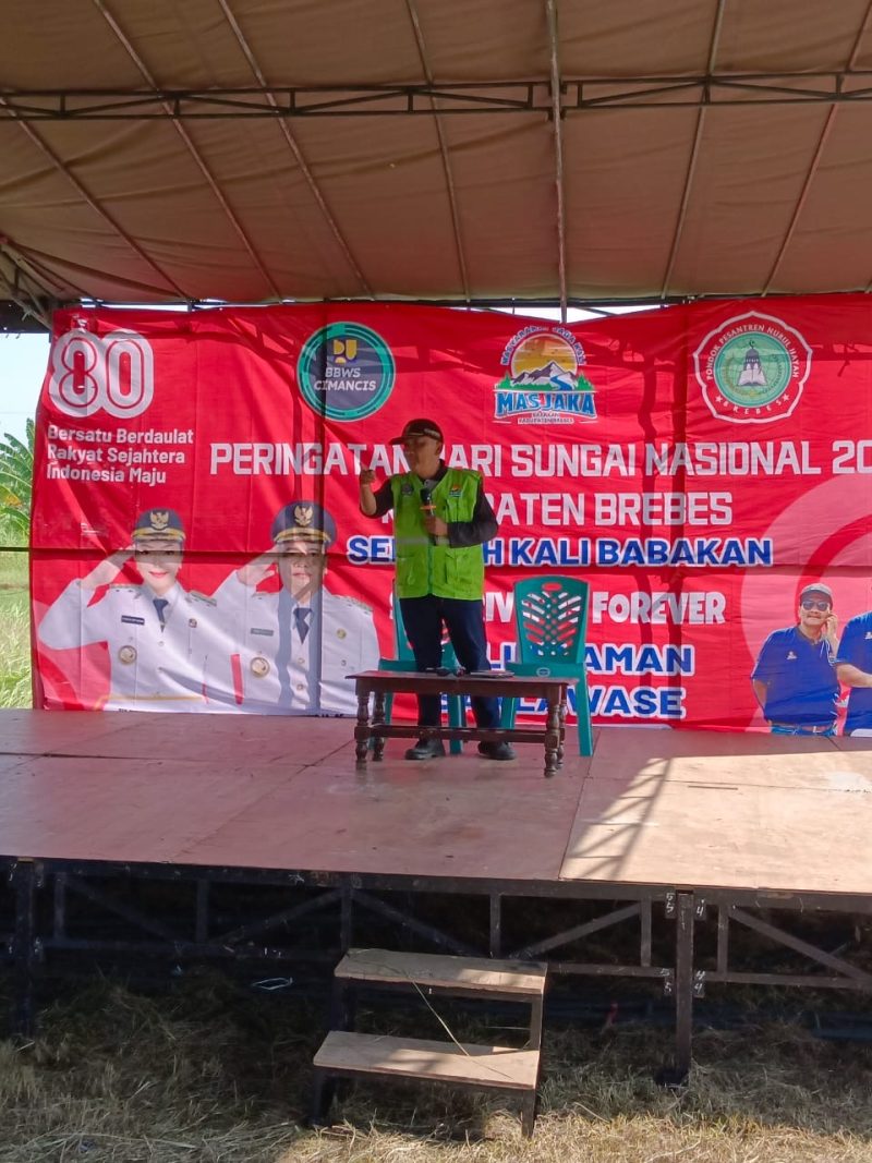 H. Mahfudin Ketua KPS Masjaka Brebes saat memberikan sambutan pada acara sedekah sungai memperingati hari sungai nasional. Foto. Poskota.online