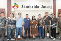Ketua dan Pengurus IPDA berfoto bersama jajaran PT Jamkrida Jawa Tengah  usai  Audensi.(foto/doc.IPDA)