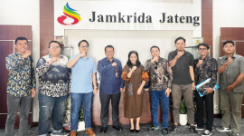 Ketua dan Pengurus IPDA berfoto bersama jajaran PT Jamkrida Jawa Tengah  usai  Audensi.(foto/doc.IPDA)