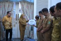 Bupati Banjarnegara dr. Amalia Desiana menyerahkan bantuan bonus Produksi panas bumi kepada Desa di sekitar wilayah Operasional Perusahaan PT. Geo Dipa energi  Dieng.(foto/ahr)