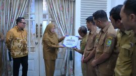 Bupati Banjarnegara dr. Amalia Desiana menyerahkan bantuan bonus Produksi panas bumi kepada Desa di sekitar wilayah Operasional Perusahaan PT. Geo Dipa energi  Dieng.(foto/ahr)
