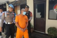 keterangan foto: pelaku pengoplos gas LPG saat digelandang Polisi menuju ruang konferensi pers di Mapolres Purbalingga, Jumat (12/9)