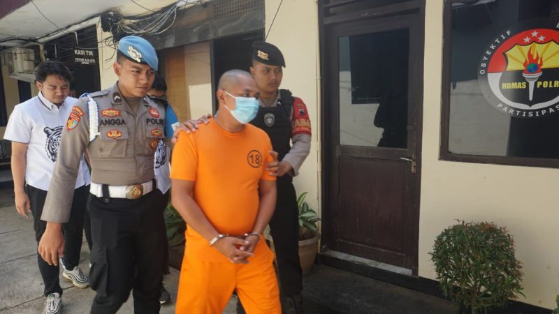 keterangan foto: pelaku pengoplos gas LPG saat digelandang Polisi menuju ruang konferensi pers di Mapolres Purbalingga, Jumat (12/9)