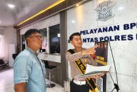 Anggota Satlantas Polres Brebes memberikan edukasi kepada masyarakat dalam program Polantas Menyapa. Fot:Ist