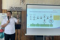 Drikarsa, Officer Pendukung Penjualan Wilayah 2 Pupuk Indonesia, dalam acara sosialisasi tata kelola pupuk bersubsidi dan penggunaan pupuk organik di salah satu rumah makan di Kecamatan Bulakamba, Rabu (15/10/2025). Foto: Poskotaonline