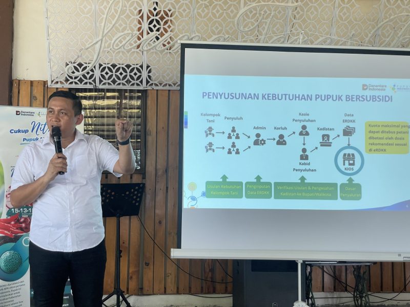 Drikarsa, Officer Pendukung Penjualan Wilayah 2 Pupuk Indonesia, dalam acara sosialisasi tata kelola pupuk bersubsidi dan penggunaan pupuk organik di salah satu rumah makan di Kecamatan Bulakamba, Rabu (15/10/2025). Foto: Poskotaonline