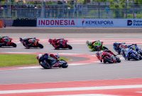 Para pembalap saling menyalip dan memacu motornya untuk memperebutkan posisi pertama pada ajang MotoGP di Sirkuit Mandalika, Lombok Tengah, NTB pada Minggu (5/10). Event balap internasional ini merupakan tahun keempatnya digelar di Indonesia.
