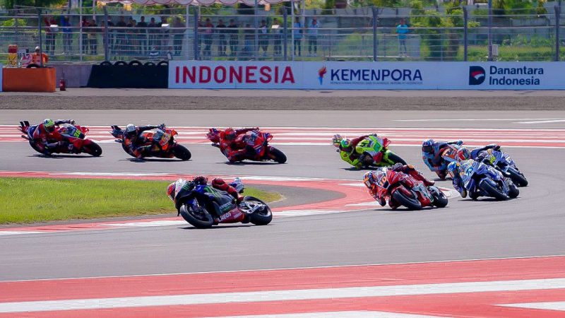 Para pembalap saling menyalip dan memacu motornya untuk memperebutkan posisi pertama pada ajang MotoGP di Sirkuit Mandalika, Lombok Tengah, NTB pada Minggu (5/10). Event balap internasional ini merupakan tahun keempatnya digelar di Indonesia.