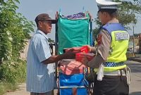 Anggota Satlantas Polres Brebes berbagi nasi kotak dan sampaikan pesan keselatamatan kepada warga dan pengendara. Fot: ist