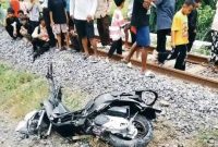 Kondisi Sepeda motor korban ringsek usai tertabrak kereta api. Foto: ist
