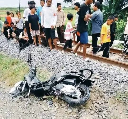Kondisi Sepeda motor korban ringsek usai tertabrak kereta api. Foto: ist