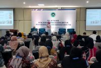 Direktur penyediaan dan penyaluran wilayah II BGN, Nurjaeni  bersama dinas kesehatan memberikan bimtek kepada para penjamah makanan. Foto: ist