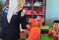 foto : sejumlah siswa penerima telur rebus berfoto usai santap bersama telur rebus dari BUMDes Petuguran, Jumat (18/10)_dok BUMDes Artha Kencana
