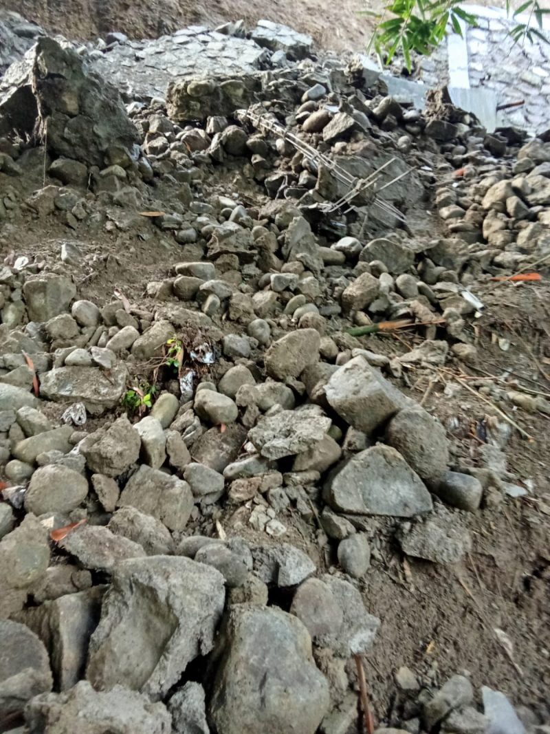 Talud senilai Rp 200 juta yang baru dua pekan selesai pengerjaan ambruk. Fot: istimewa