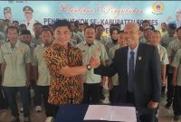 Ketua KONI Brebes, Abdul Aris Assaad (jas hitam) melantik pengurus KOK Brebes. Fot:ist