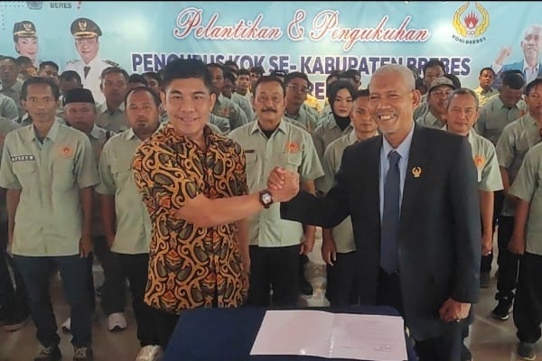 Ketua KONI Brebes, Abdul Aris Assaad (jas hitam) melantik pengurus KOK Brebes. Fot:ist