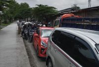 Antrean kendaraan tampak di ruas jalan Brebes-Jatibarang yang dalam tahap pengerjaan pada Minggu (23/11). Foto: Istw