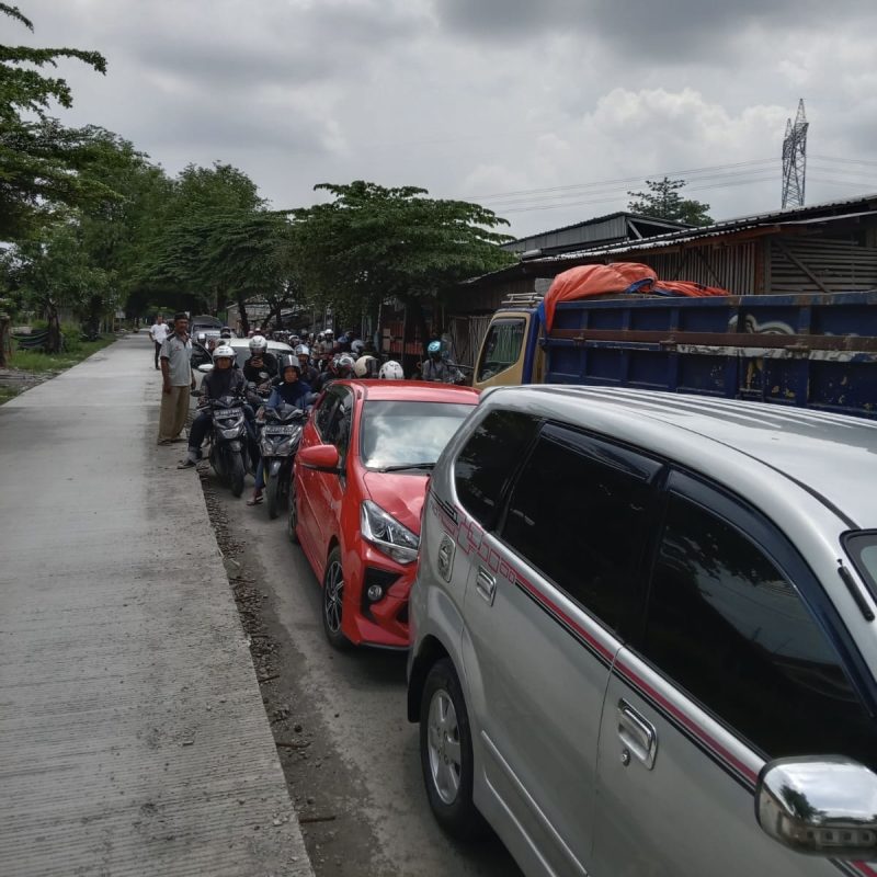 Antrean kendaraan tampak di ruas jalan Brebes-Jatibarang yang dalam tahap pengerjaan pada Minggu (23/11). Foto: Istw
