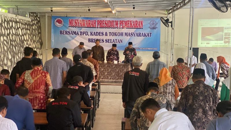 30 profesor dan doktor putra daerah Brebes selatan resmi masuk dalam jajaran Dewan Pakar Presidium Pemekaran  yang diumumkan dalam Musyawarah Presidium Pemekaran yang berlangsung di RM Atmos Kalisalak, Kamis (20/11/2025). Fot: Ist