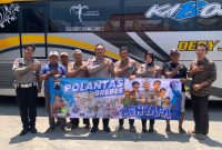 Aiptu. Destian Kanit Kamsel satlantas polres menyosialisasikan keselamatan berlalu lintas kepada supir bus pariwisata menjelang libur akhir tahun. Fot: Ist