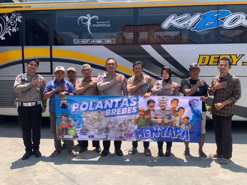 Aiptu. Destian Kanit Kamsel satlantas polres menyosialisasikan keselamatan berlalu lintas kepada supir bus pariwisata menjelang libur akhir tahun. Fot: Ist