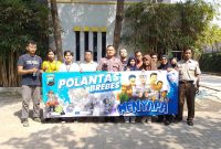 Anggota satlantas polres brebes edukasi tertib berlalu lintas kepada pekerja pabrik. Fot: ist