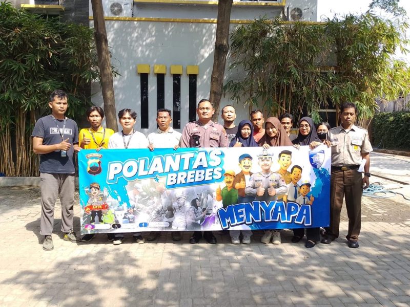 Anggota satlantas polres brebes edukasi tertib berlalu lintas kepada pekerja pabrik. Fot: ist