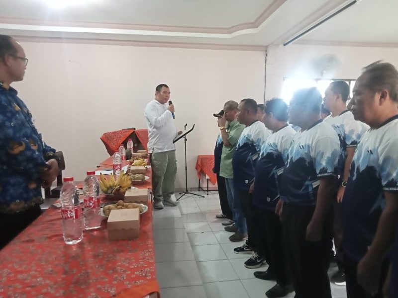 Pamor Wicaksono, ketua umum PTMSI Brebes saat melantik pengurus PTM Tunas Bangsa Korwircal Wanasari. Fot: Poskotaonline