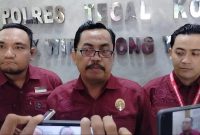 Kuasa Hukum dari Sekda Kota Tegal Agus Dwi S yaitu Edi Purwanto SH. MH dan rekannya usai mengadukan mantan anggota DPRD berinisial JP terkait pencemaran nama baik di Mapolres Tegal Kota, Jumat (21/11/2025). Foto: Poskota.online