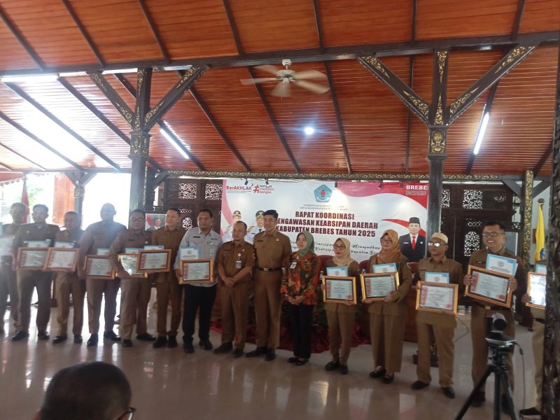 Sepuluh OPD peraih pengawasan kearsipan dengan kategori memuaskan dan sangat memuaskan. Fot: poskota.online