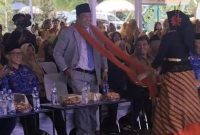 Bougenville najwa putri azzahra mengalungkan selendang kehormatan untuk Pamor Wicaksono ketua dewan kesenian daerah kabupaten brebes pada acara peringatan hari pahlawan. Foto: Ist