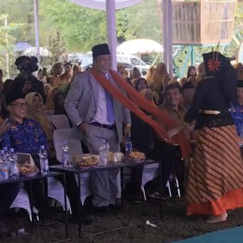 Bougenville najwa putri azzahra mengalungkan selendang kehormatan untuk Pamor Wicaksono ketua dewan kesenian daerah kabupaten brebes pada acara peringatan hari pahlawan. Foto: Ist