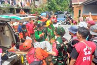 PMI Banjarnegara menerjunkan puluhan relawan terlatih dengan berbagai pelayanan untuk mendukung respon cepat penanganan bencana alam di Dukuh Situkung Desa Pandanarum, Kecamatan Pandanarum, Banjarnegara .(foto/doc)