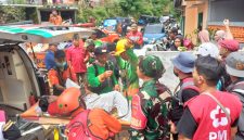 PMI Banjarnegara menerjunkan puluhan relawan terlatih dengan berbagai pelayanan untuk mendukung respon cepat penanganan bencana alam di Dukuh Situkung Desa Pandanarum, Kecamatan Pandanarum, Banjarnegara .(foto/doc)