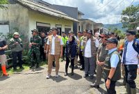 Menteri Koordinator Bidang Pembangunan Manusia dan Kebudayaan (Menko PMK) Prof. Dr. Pratikno  bersama Kepala BNPB Letjen TNI Dr. Suharyanto dan  Bupati Banjarnegara meninjau lokasi yang terdampak bencana di Pandanarum.(foto/doc).