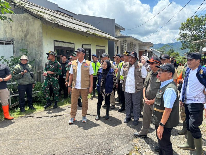 Menteri Koordinator Bidang Pembangunan Manusia dan Kebudayaan (Menko PMK) Prof. Dr. Pratikno  bersama Kepala BNPB Letjen TNI Dr. Suharyanto dan  Bupati Banjarnegara meninjau lokasi yang terdampak bencana di Pandanarum.(foto/doc).