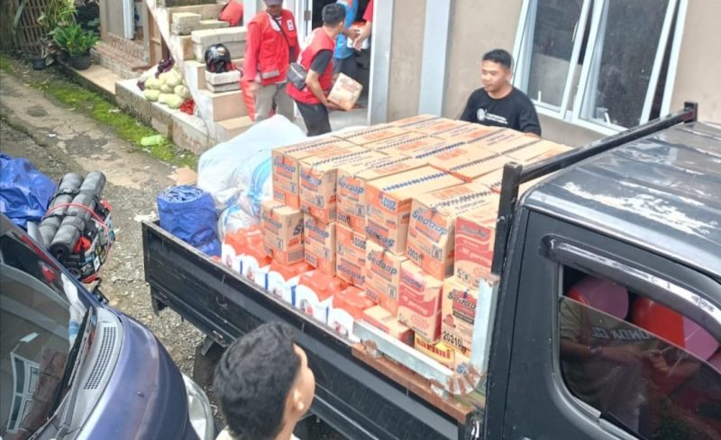 PT BPR BKK Mandiraja, Banjarnegara   menyerahkan bantuan bagi korban bencana tanah longsor di Dukuh Situkung, Desa Pandanrum, Banjarnegara.(foto/doc)