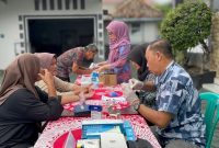Petugas lapas brebes sedang melayani warga yang akan memeriksa kesehatan gratis. Fot: Ist